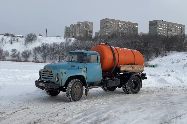 Машины закачивают из проруби воду, а не сливают нечистоты