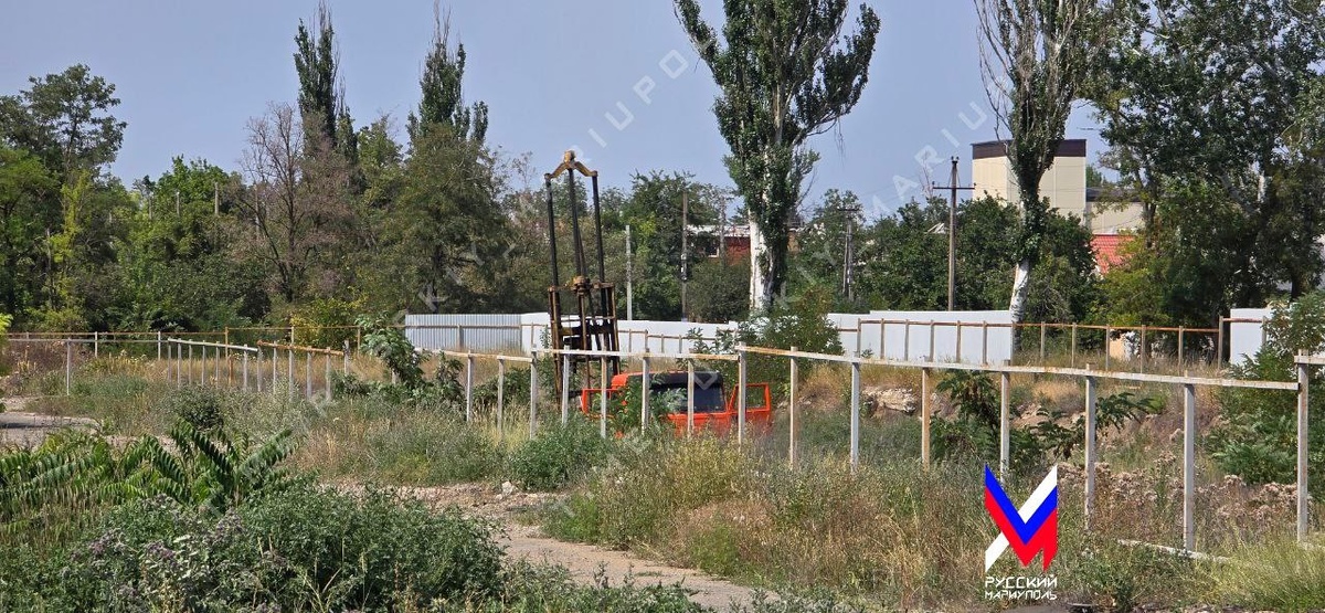 Георазведка в котловане снесённого дома по улице Новороссийской в 7-м микрорайоне, 12 июня 2025 года.