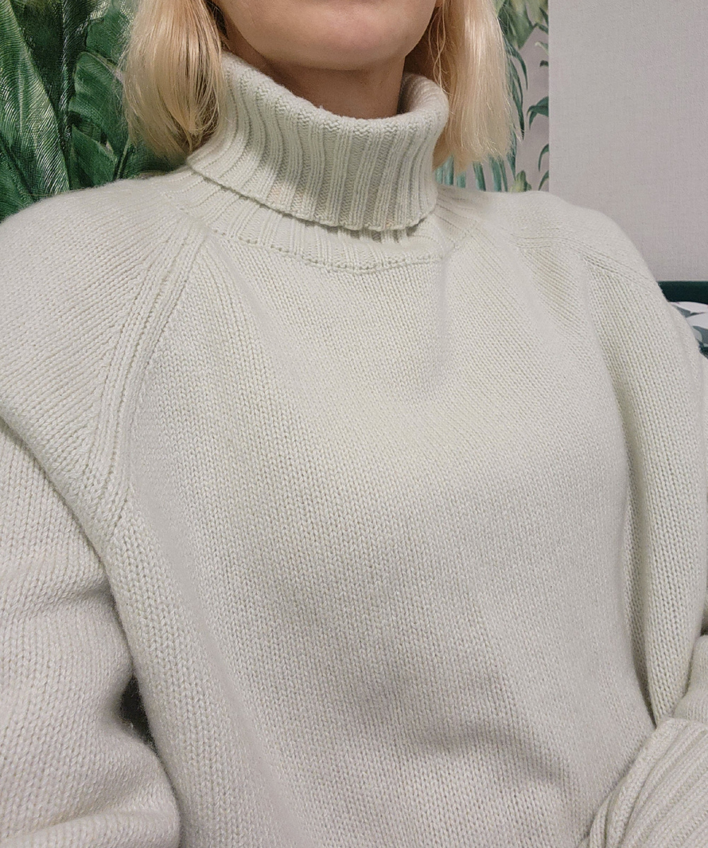 На мне свитер от бренда Cashenelle (50% кашемира, 50% мериносовой шерсти). Он мягкий, лёгкий, тёплый и совсем не колется.