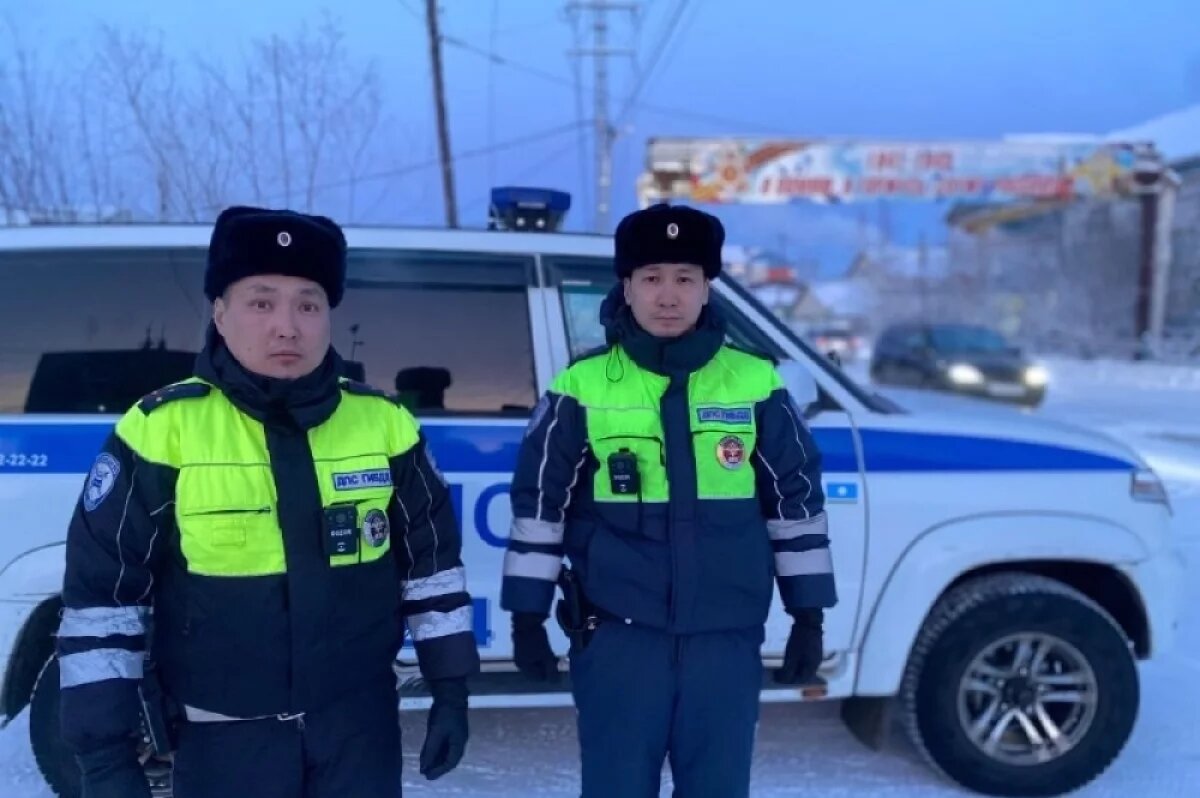    Дорожные инспекторы помогли застрявшему на трассе «Вилюй» дальнобойщику