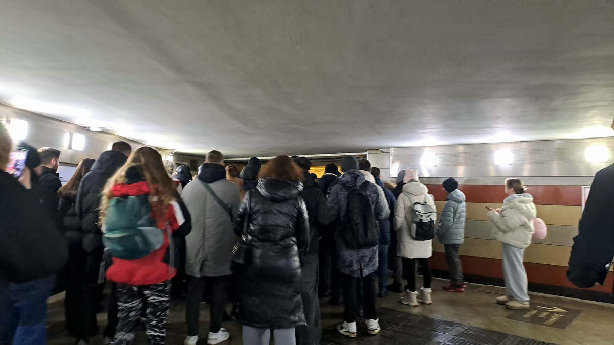 Толпа на вход в метро стоит ещё в переходе. До дверей ещё добраться нужно.