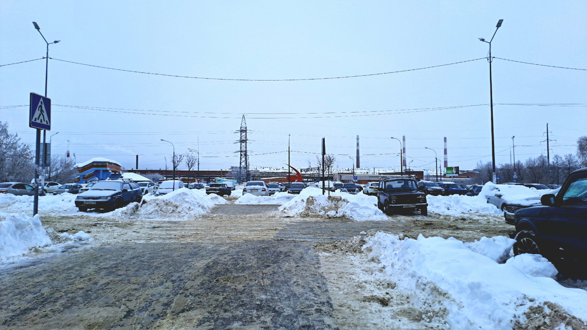 Из вокзала в Ступино вот на такой ландшафт выходишь. Промзона с трубами. Домов не наблюдается.