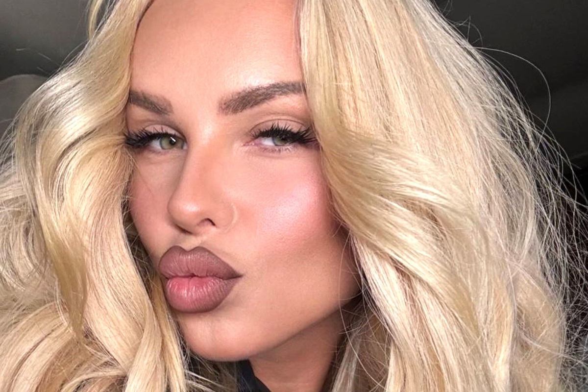     Певица Ханна набила тату на бедре после удивительной истории на Мальдивах