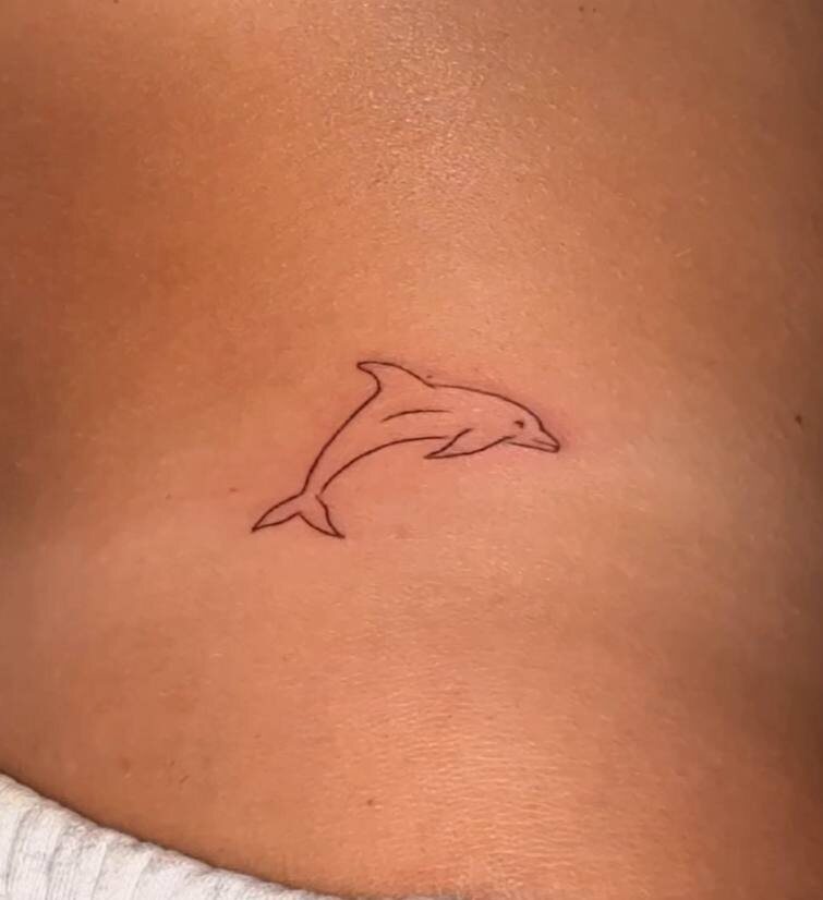    Ханна сделала тату в виде дельфинаСоцсети Ханны