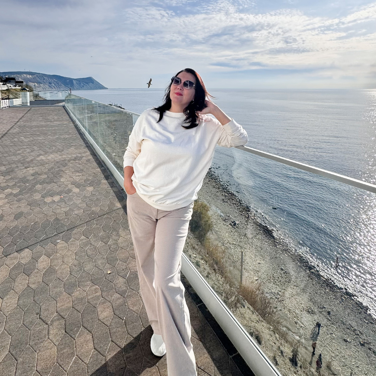 Привет, я Оксана. В марте 2024 года мы переехали из Перми в Анапу. Мы семья медиков. Муж работает на скорой, я занимаюсь детьми (их у нас трое)  и веду блоги в социальных сетях. Подписывайтесь и следите за жизнью многодетной семьи на берегу Черного моря.