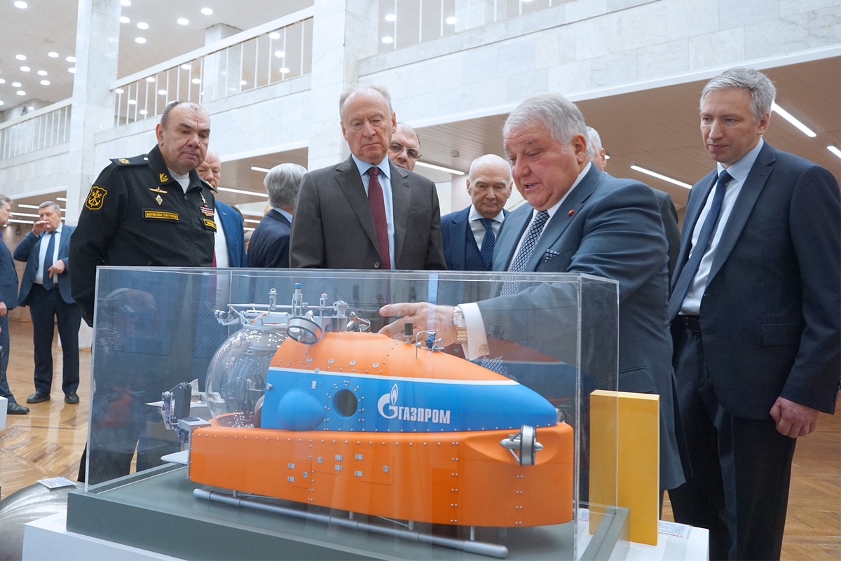    Михаил Ковальчук рассказал участникам заседания научного совета о подводном аппарате "Ясон"./Иван Егоров/ РГ