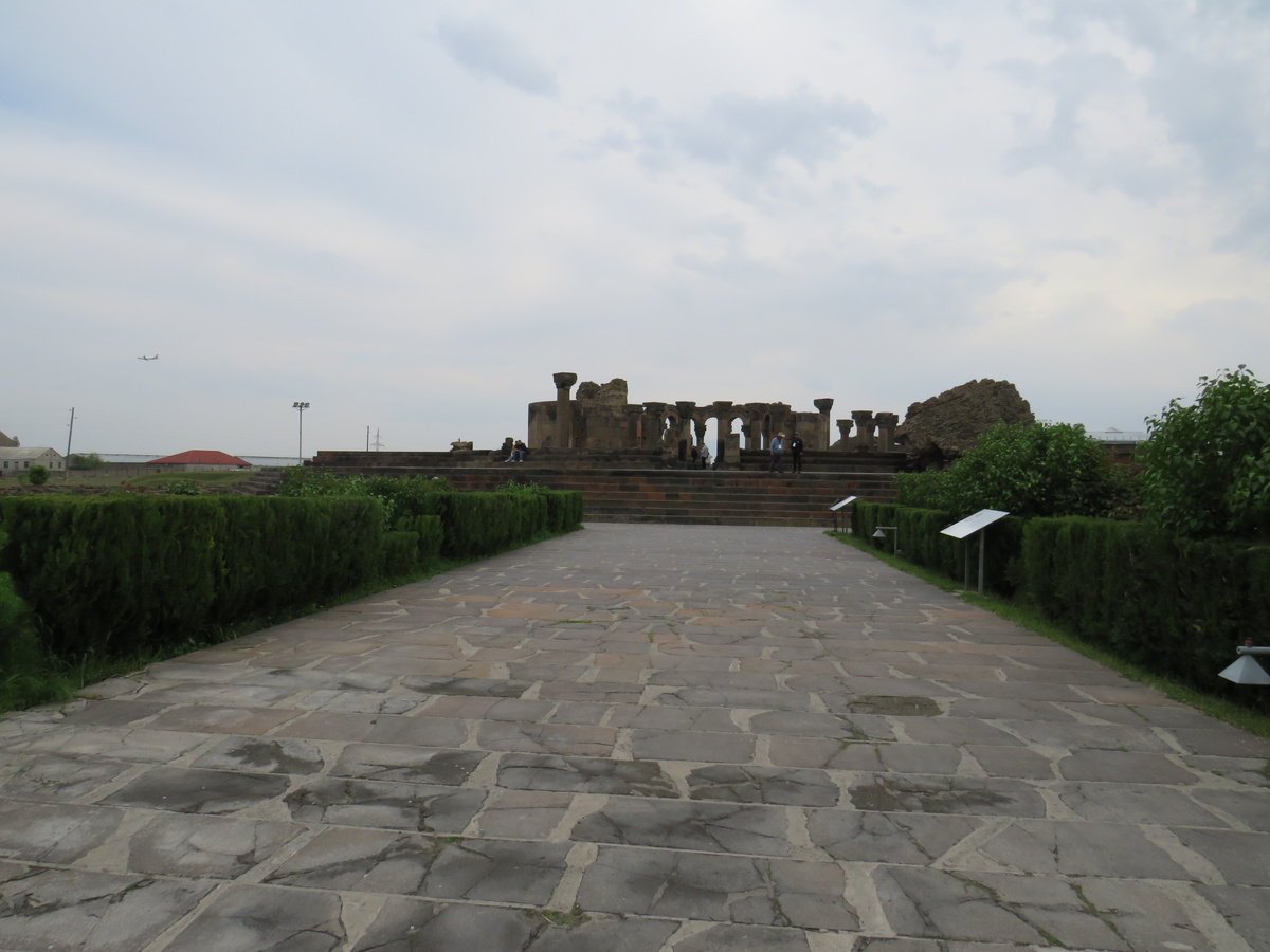 Руины храма Звартноц