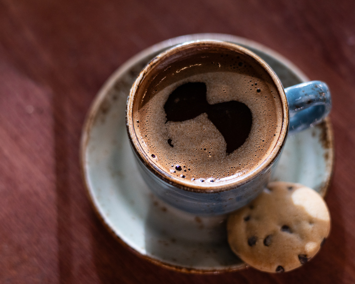 Кофе по-армянски и печенька в кафе Шереп в Ереване.