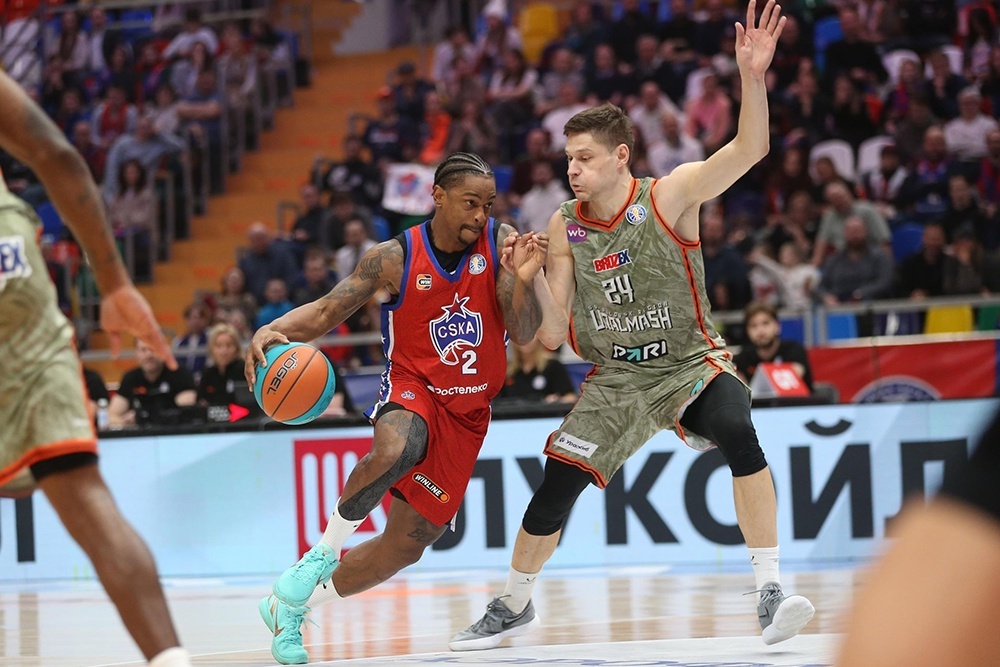    Разыгрывающий ЦСКА Каспер Уэйр (слева) стал самым результативным игроком матча с "Уралмашем", набрав 21 очко. / Единая Лига ВТБ