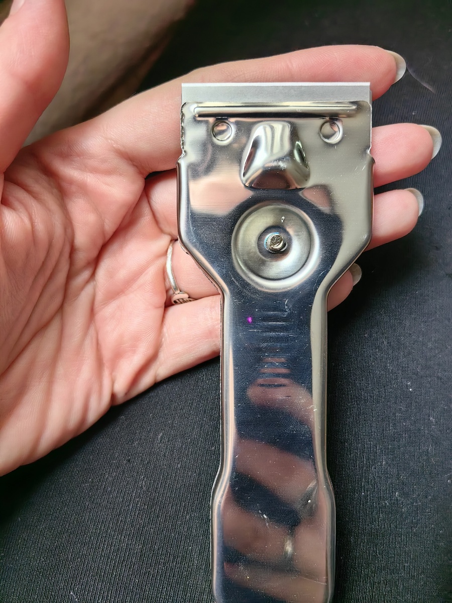 Скребок - вещь хорошая, но этот не крепкий. 