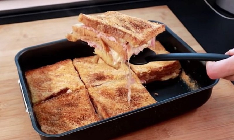 Запеканка из хлеба, сыра и ветчины: простой способ удивить близких