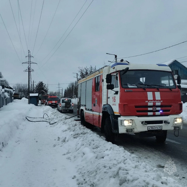   В Кирове из-за неисправной печи загорелась баня в частном доме