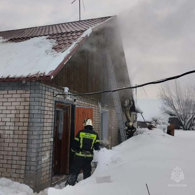    В Кирове из-за неисправной печи загорелась баня в частном доме