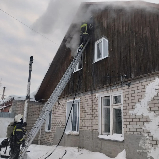   В Кирове из-за неисправной печи загорелась баня в частном доме