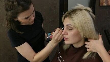    Парикмахер Анастасия, проработавшая в профессии двадцать пять лет, была вынуждена продать свою студию в Новосибирске.   1MI