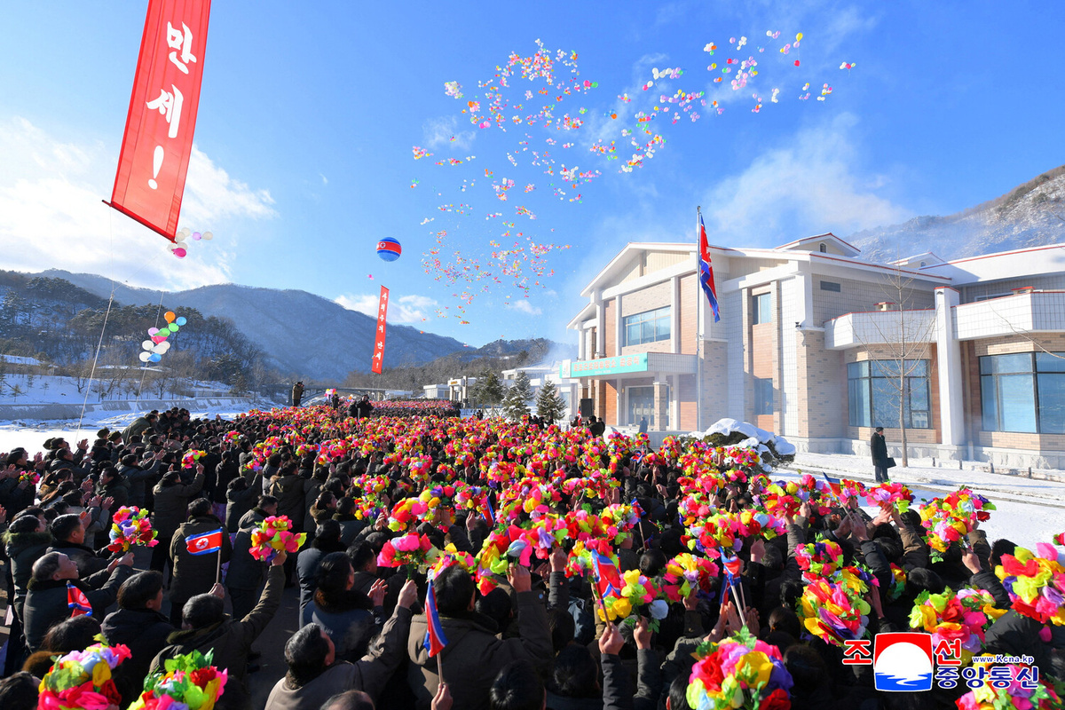 На церемонии завершения строительства Центра отдыха для рабочих Онпхо в уезде Кенсон, 20 января 2026 года ©KCNA/Reuters  📷