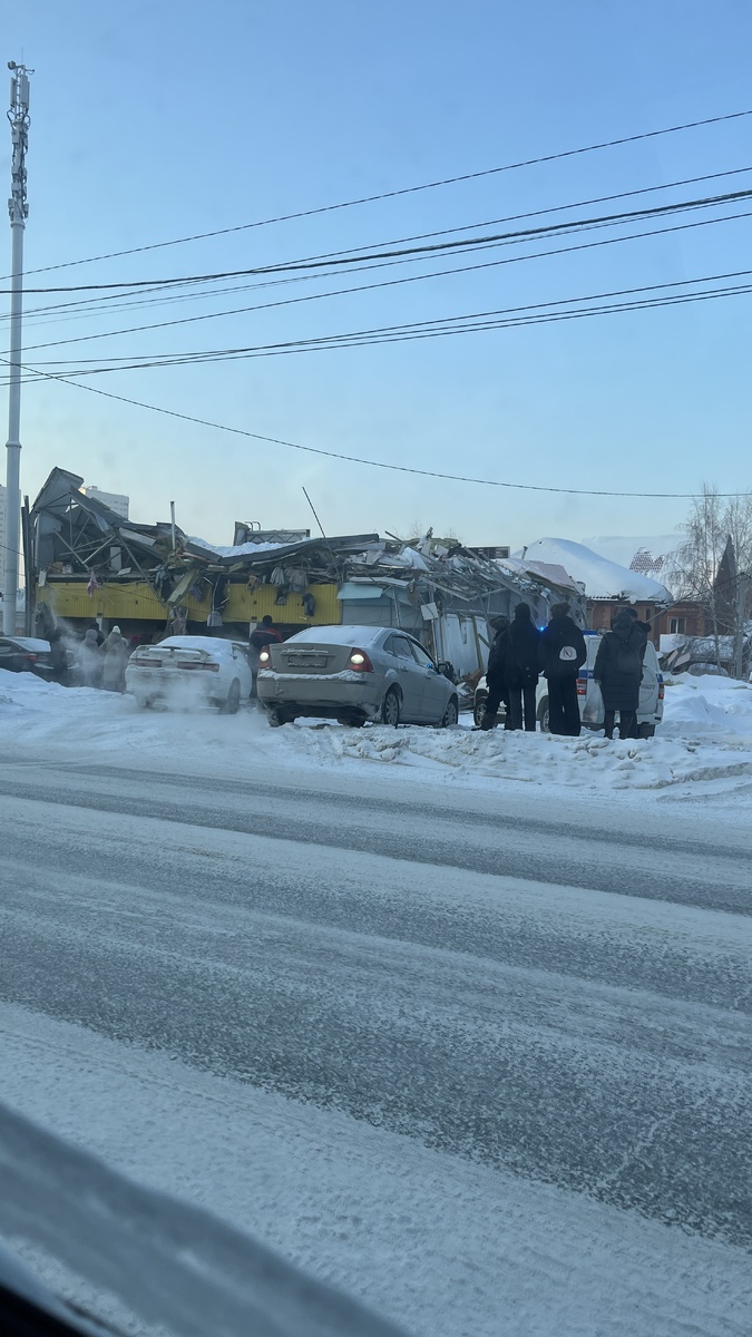 Это фото я сделала из окна своей машины, 10 секунд назад здание рухнуло