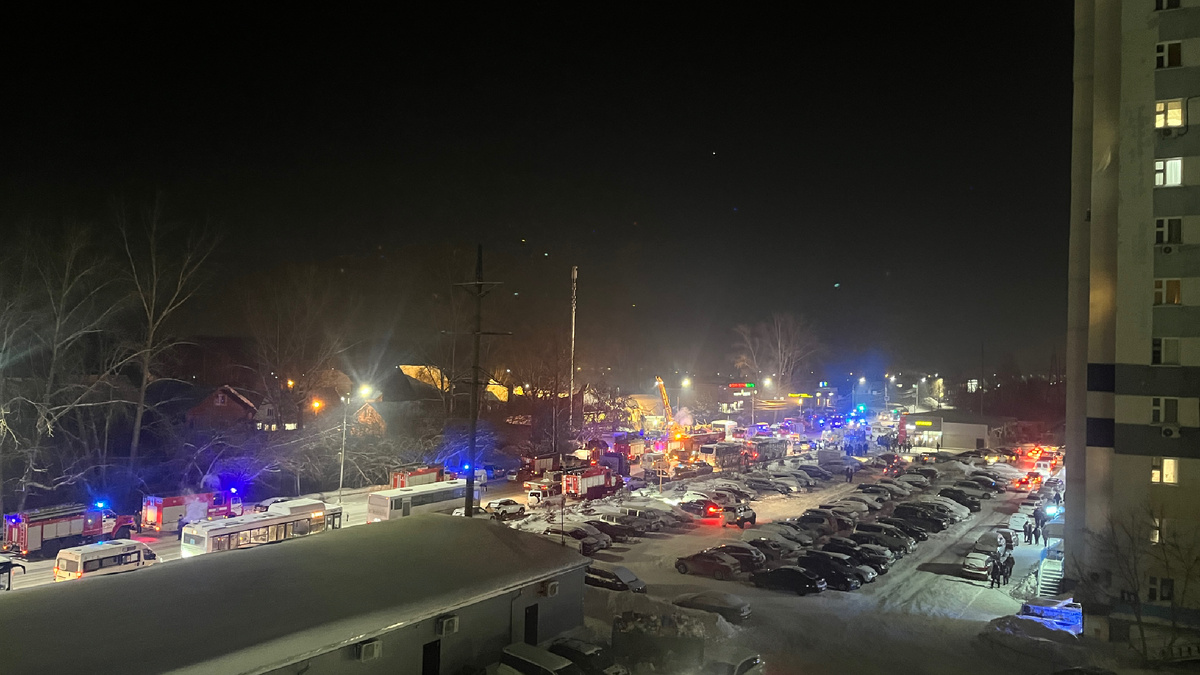 Это ночью из окна моей квартиры 70 единиц техники и 350 человек спасателей