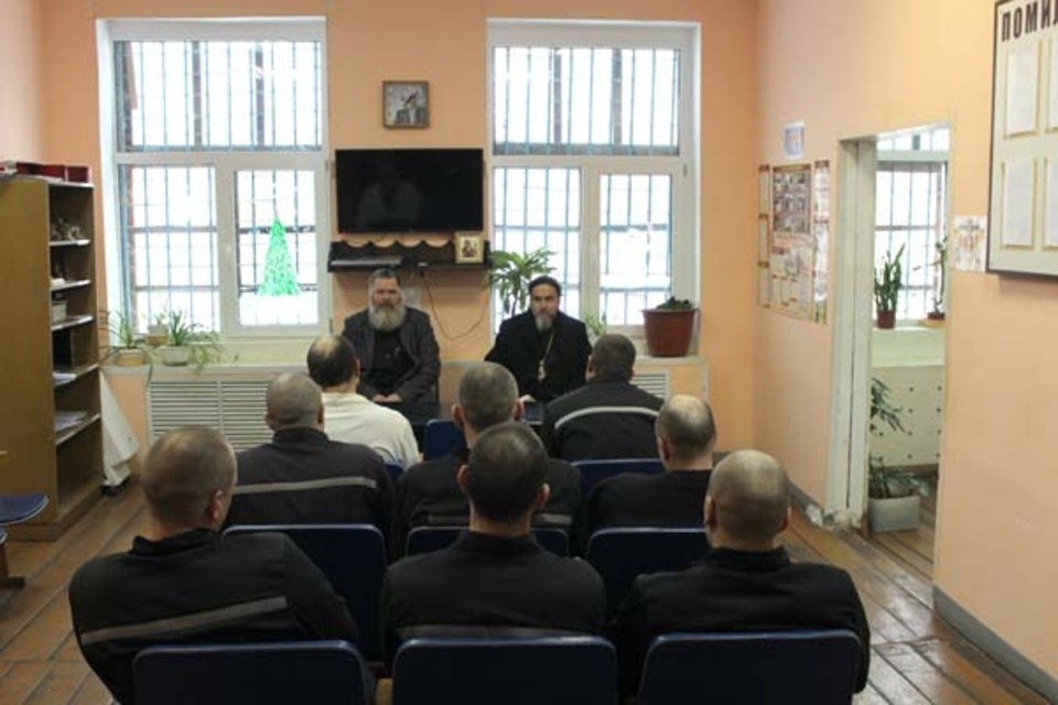    Начальник СИЗО-3 Александр Митусов и епископ Силуан обсудили вопросы духовного воспитания осужденных. Фото: УФСИН Тверской области.
