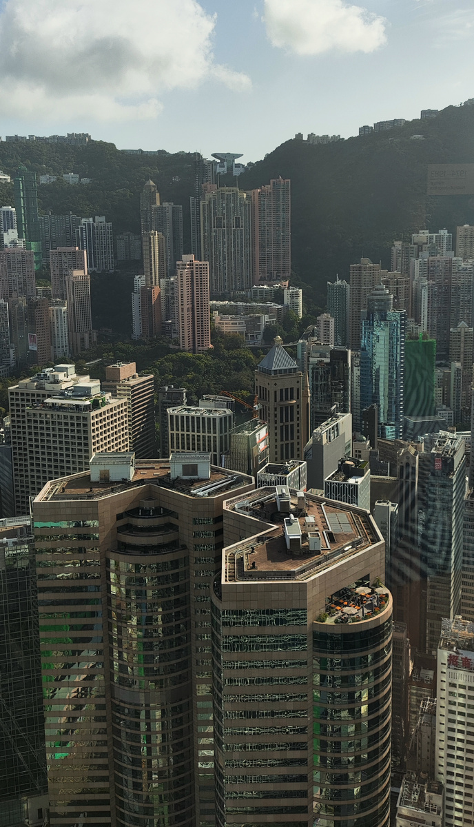 Вид на небоскребы и смотровую площадку на Пик Виктория