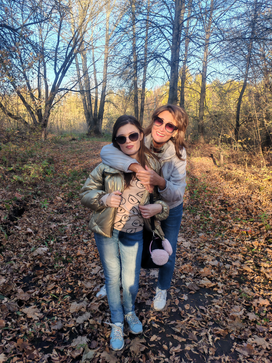 Октябрь 2025. Гуляем осеннем в парке недалеко от дома. 