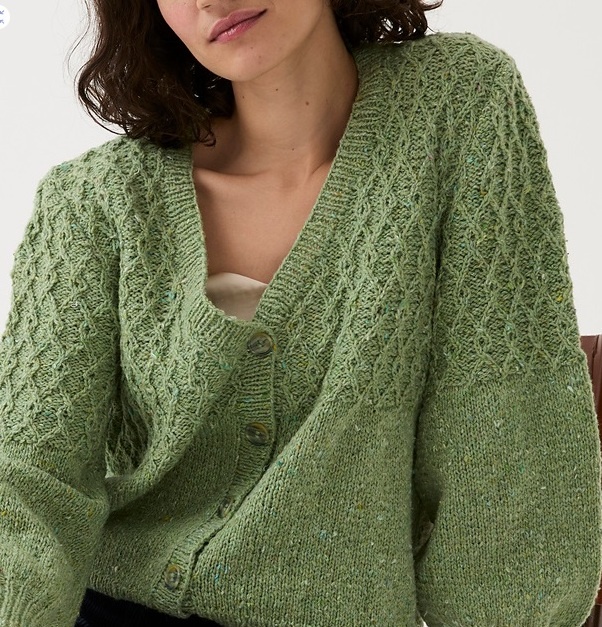Зеленый кардиган. Фото источник коллекция Sirdar.