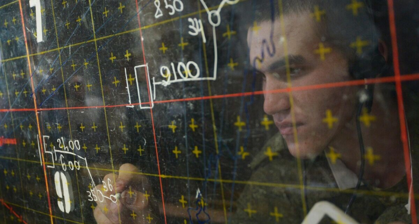    Военнослужащий в командном пункте центра боевого применения во время учений ПВО | © РИА Новости / Артем Житенев