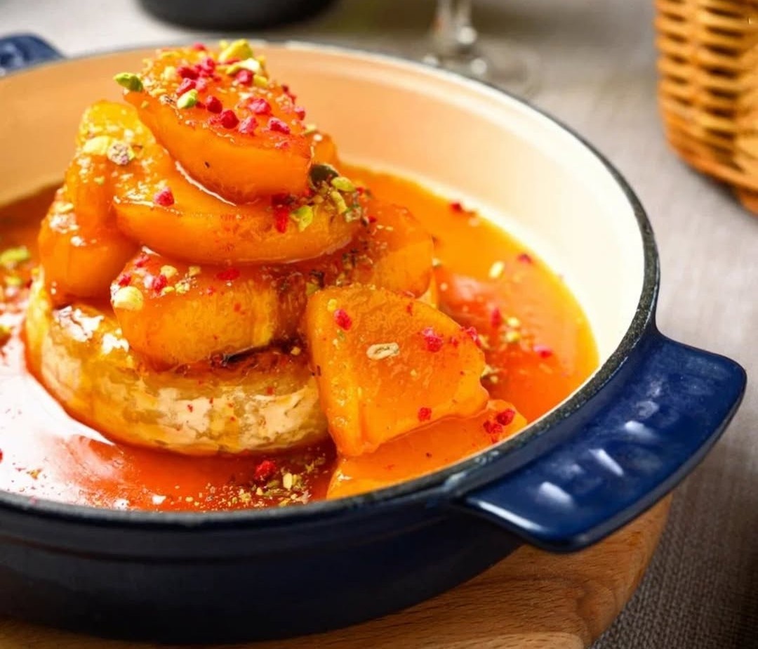 Запеченный сыр камамбер с карамелизированной хурмой в зимнем меню ресторана Villa Pasta 