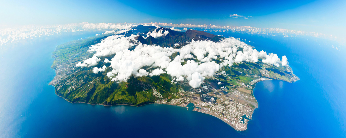 Реюньон - заморский регион Франции в Индийском океане (800 км от Мадагаскара) 