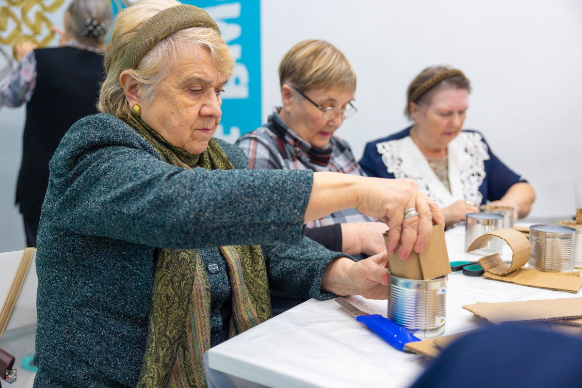    Участники мастер-классов оставляют на свечах надписи и пожелания — вернуться домой живыми, целыми и невредимыми
