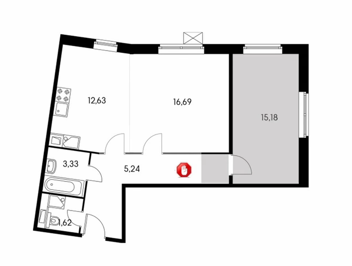 Несмотря на то, что планировка квартиры не самая удачная, это пример комфортного расположения приватной части дальше от входа и общей зоны (выделена серым)
