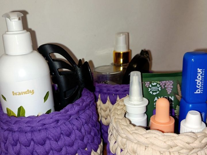 Связала такие маленькие корзиночки из мягкой трикотажной пряжи на деревянном дне