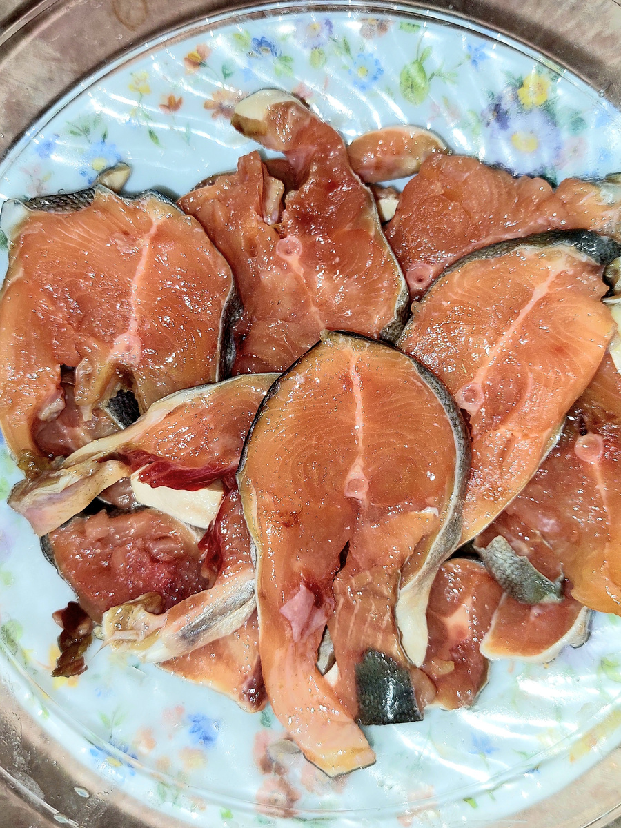 Порезаная горбуша, попалась не плохая , не разваливается. 