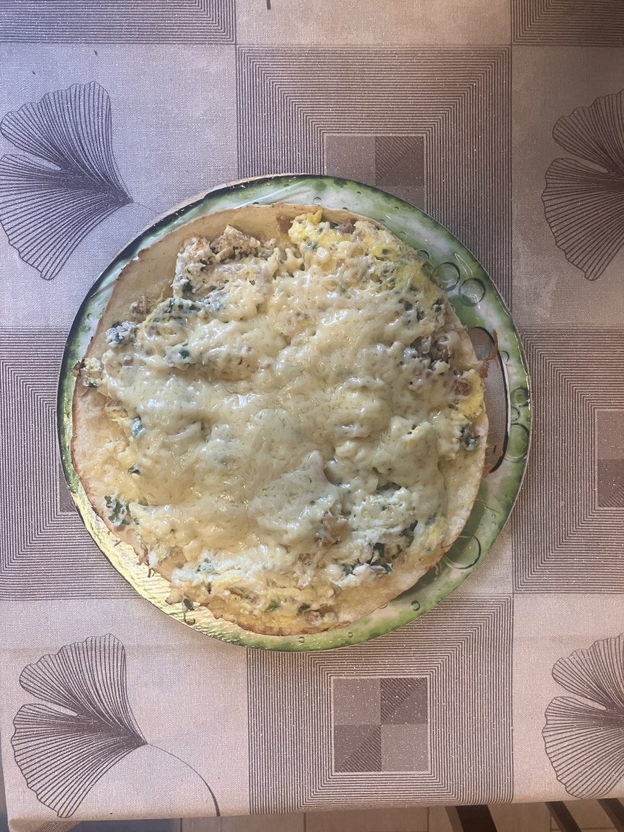 Тортилья с тунцом, творогом и сыром 