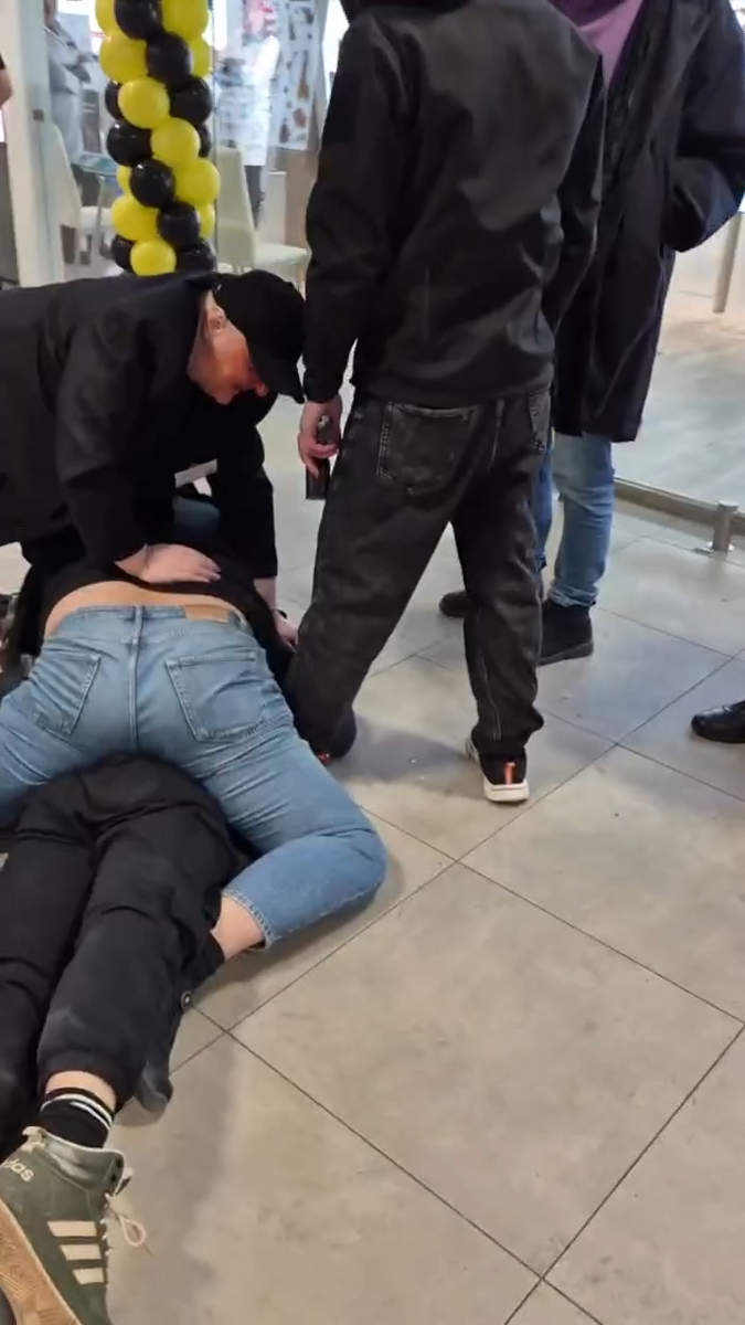 Он еще жив и просит о помощи. Но его душат на глазах толпы с мобильниками...