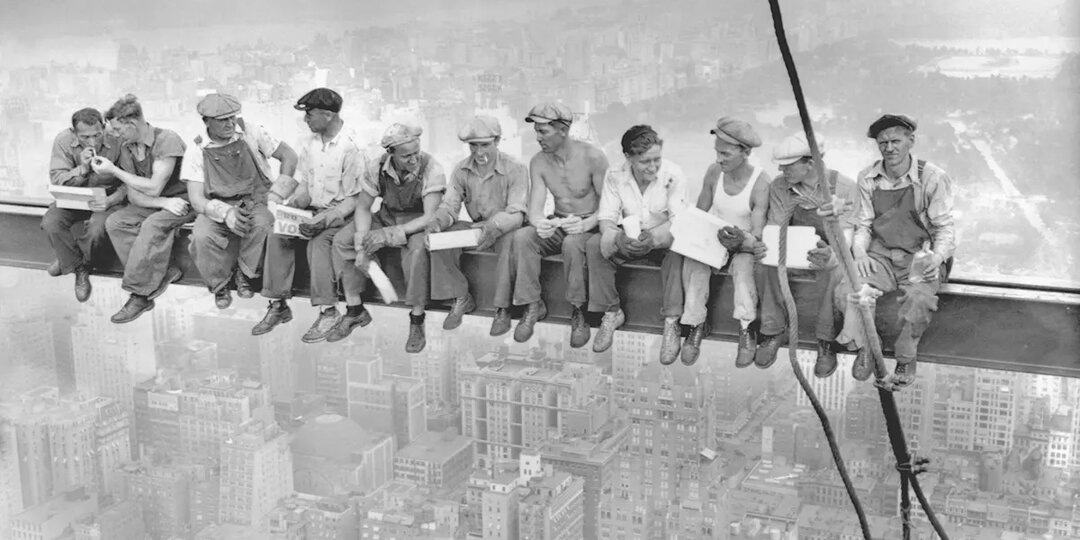 «Обед на крыше небоскрёба». Культовое фото, от которого становится не по себе
