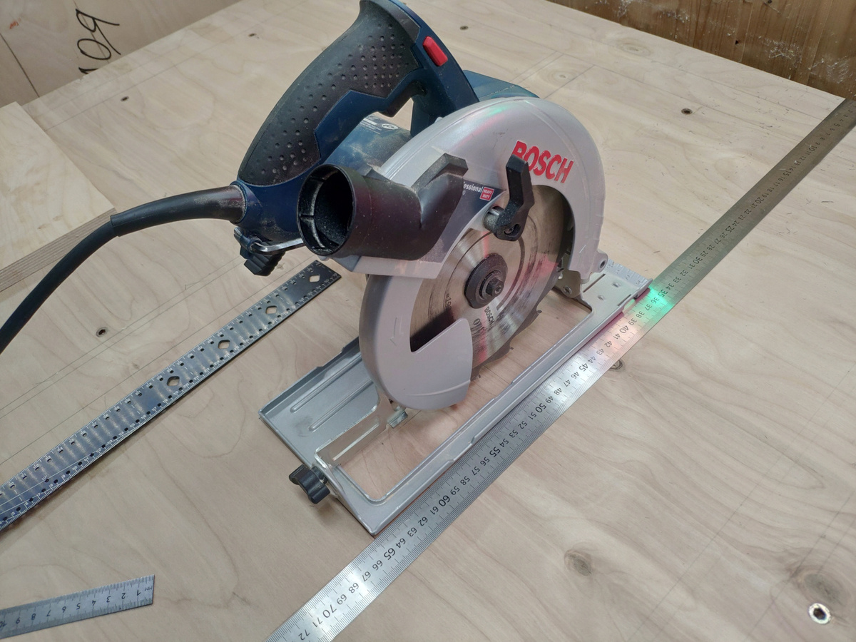 Размечаю положение в столешнице