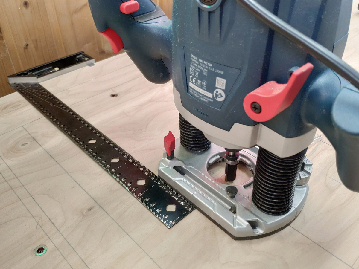 С помощью фрезера выбираю плоскость под площадку пилы