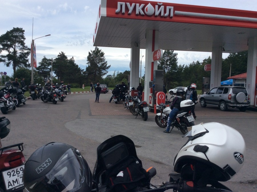 даже мой белый стелс засветился у колонки