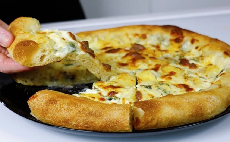 Пицца, как из печей Неаполя: секрет теста за полчаса и магия домашних бортиков