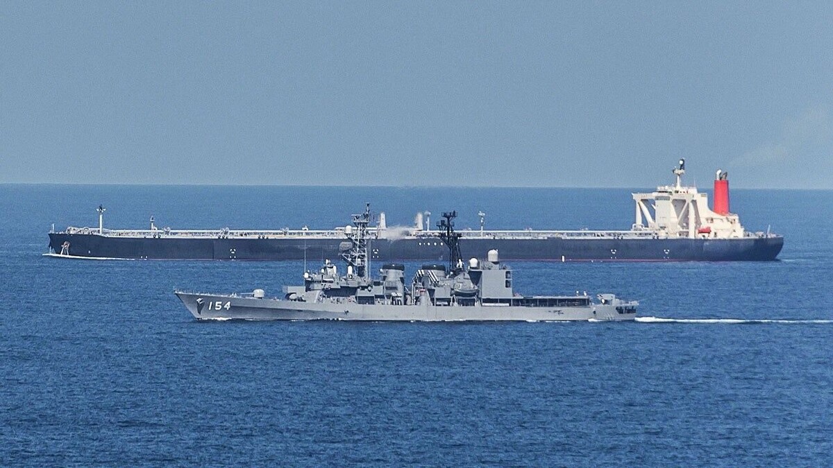    танкер и военный корабль, архивное фото