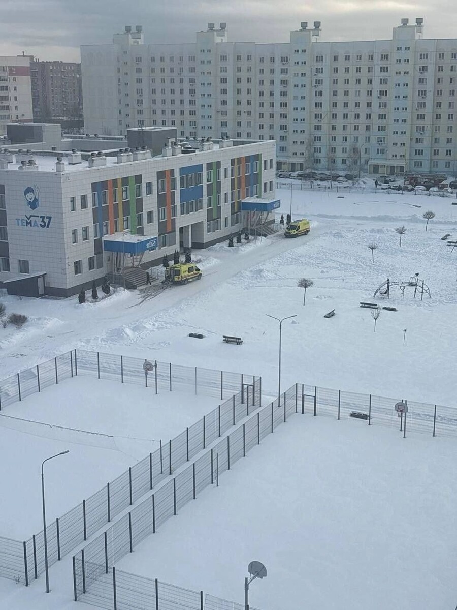    Обстановка у лицея №37 после нападения   Telegram-канал «Нижнекамск.Жесть️»