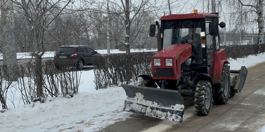 Коммунальщики круглосуточно убирают снег с воронежских улиц