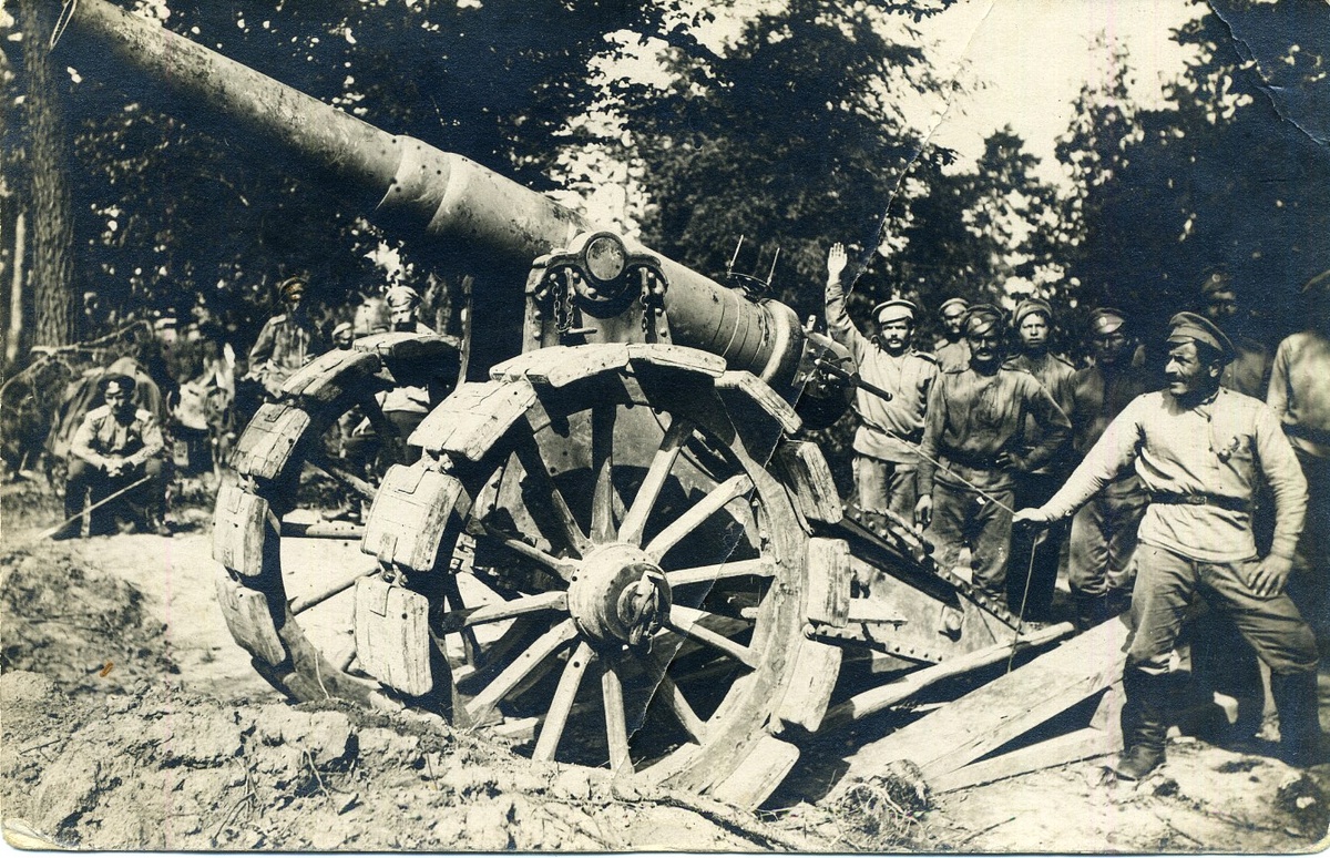 Артиллеристы Выборгской крепости у 6-дм пушки обр. 1877 г. на колёсном лафете. 1910-1913 гг.