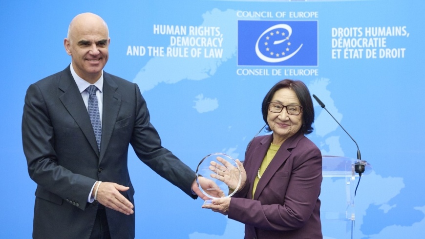 Генеральный секретарь Совета Европы Ален Берсе вручает премию Азизе Абдирасуловой. Фото с сайта coe.int