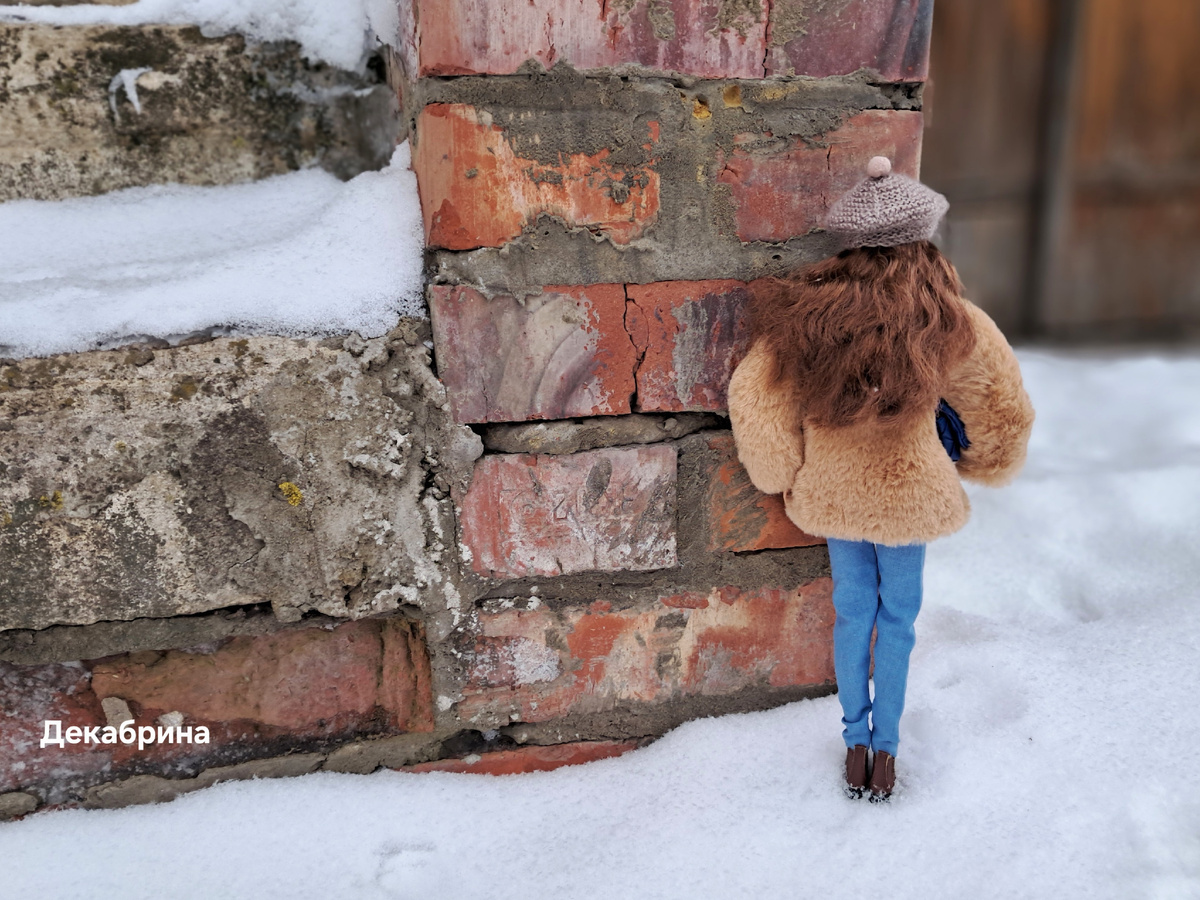 Катрин подсматривает за папой и Женей, когда они вышли из кафе...