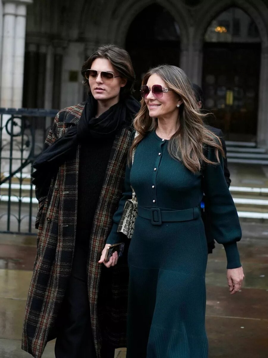 Элизабет Херли с сыном📷
