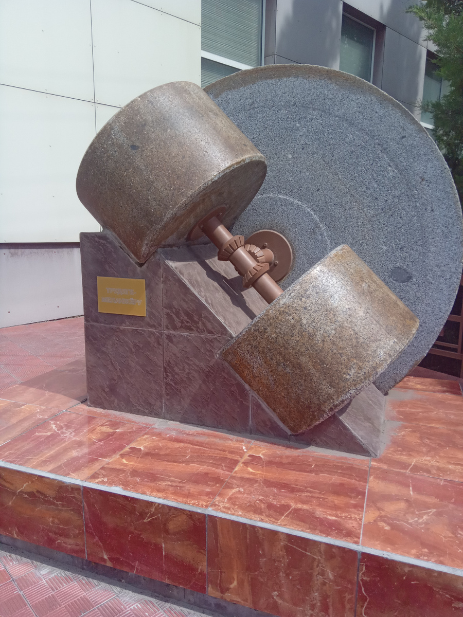 А этот постамент, у входа на фабрику. 