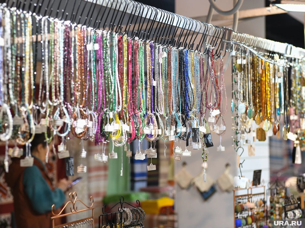    Здесь же продают и украшения