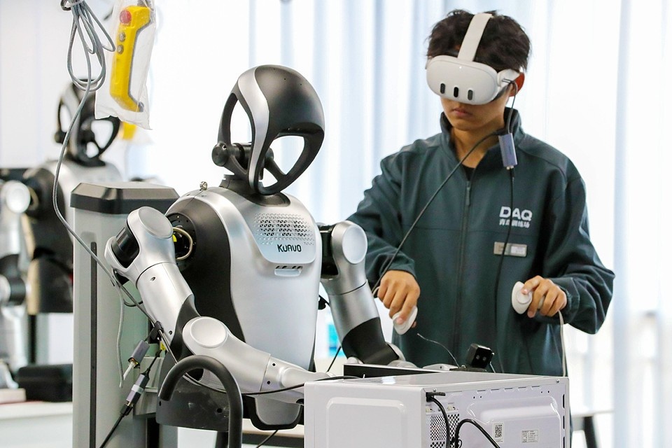    Ну кто в наши дни мечтает лучшие годы жизни провести, склонившись у станка? Люди выбирают более интересные и легкие работы. Тут и приходят роботы EAST NEWS